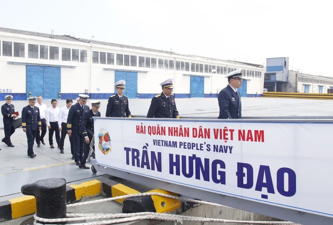 Due fregate lanciamissili, la Tran Hung Dao e la Ly Thai To, attraccate in un porto cinese - Foto 5.