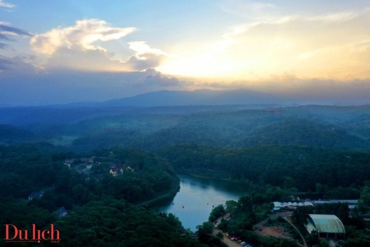 Jezero Dakke odráží mraky za soumraku.