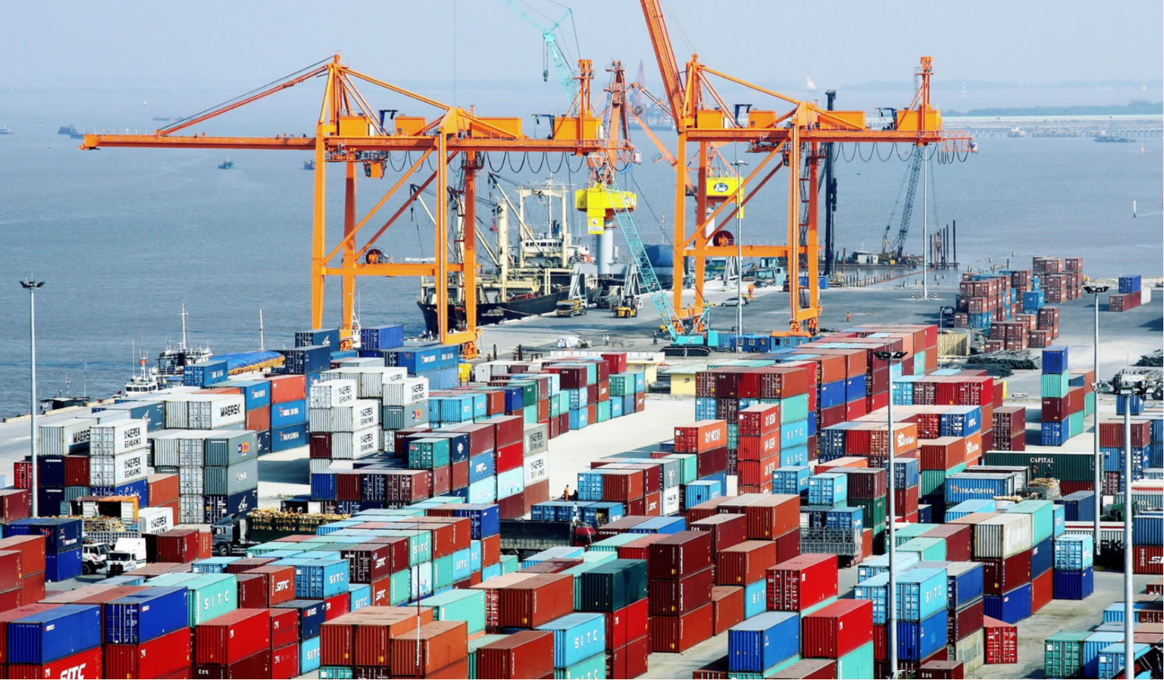 Het Ministerie van Industrie en Handel voert het regeringsbesluit uit tijdens de reguliere vergaderi