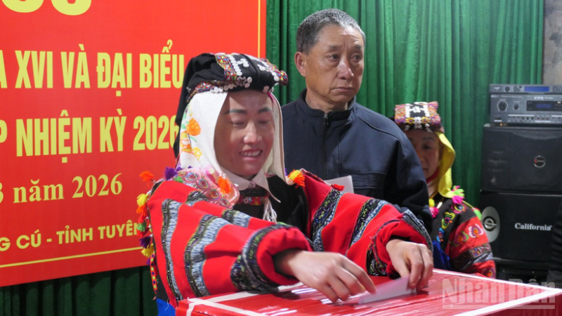 Voters in Lo Lo Chai village, Lung Cu commune, Tuyen Quang province cast their ballots for representatives to the 16th National Assembly and People's Councils at all levels for the 2026-2031 term.
