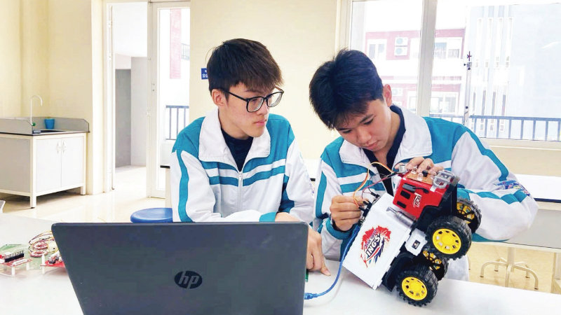 ニンビン省のルオン・ヴァン・トゥイ専門高校の生徒たちが、STEM（科学、技術、工学、数学）の授業を受けている様子。