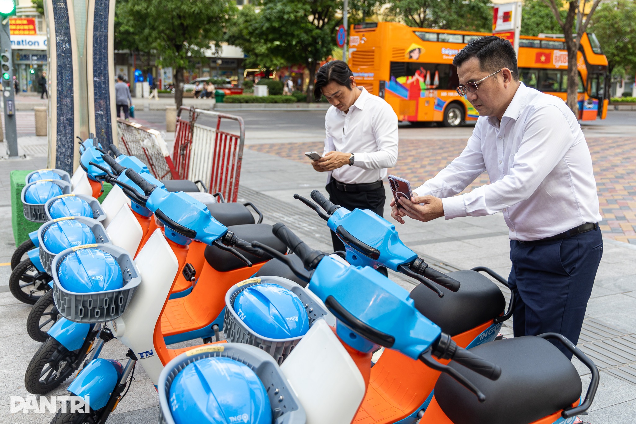 ホーチミン市の中心部では、公共の電動自転車が人気を集め、多くの人が 