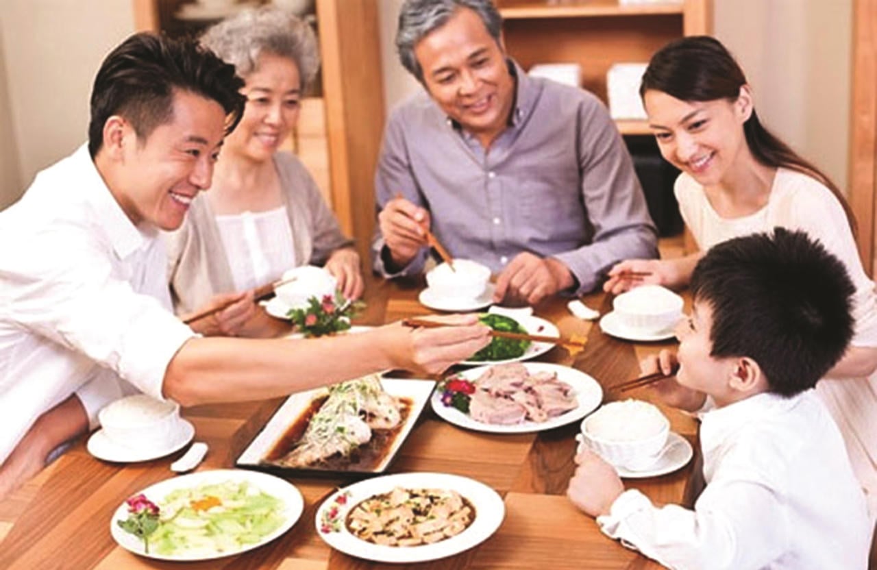 Quando mangiamo tutti insieme in famiglia, anche il riso cattivo sembra delizioso. (Immagine a scopo illustrativo. Fonte: Ministero della Cultura, dello Sport e del Turismo)