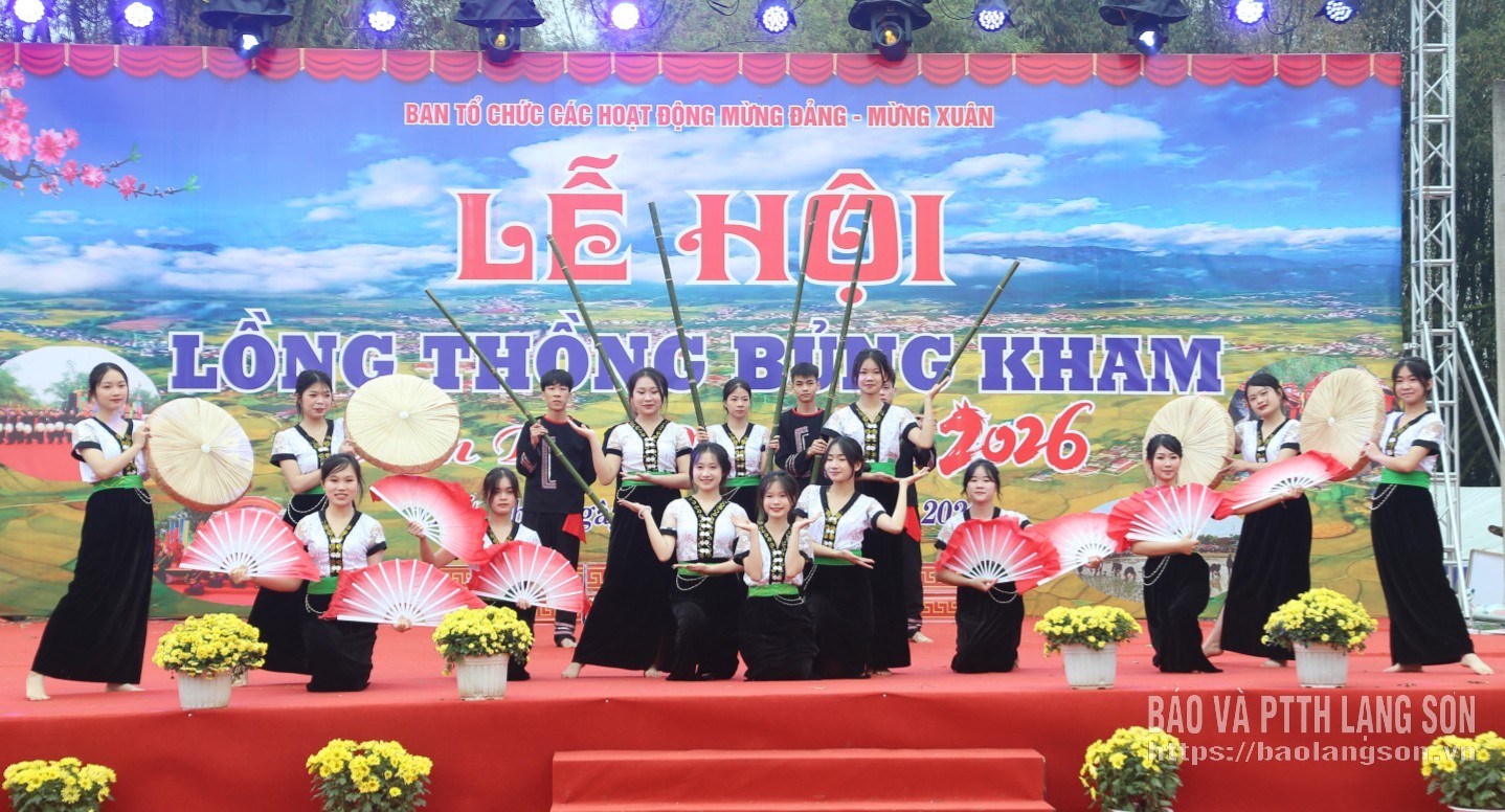 นักเรียนจากโรงเรียนมัธยมตรังดิงห์เข้าร่วมกิจกรรมแลกเปลี่ยนวัฒนธรรมในงานเทศกาลลองทงบุงคำ