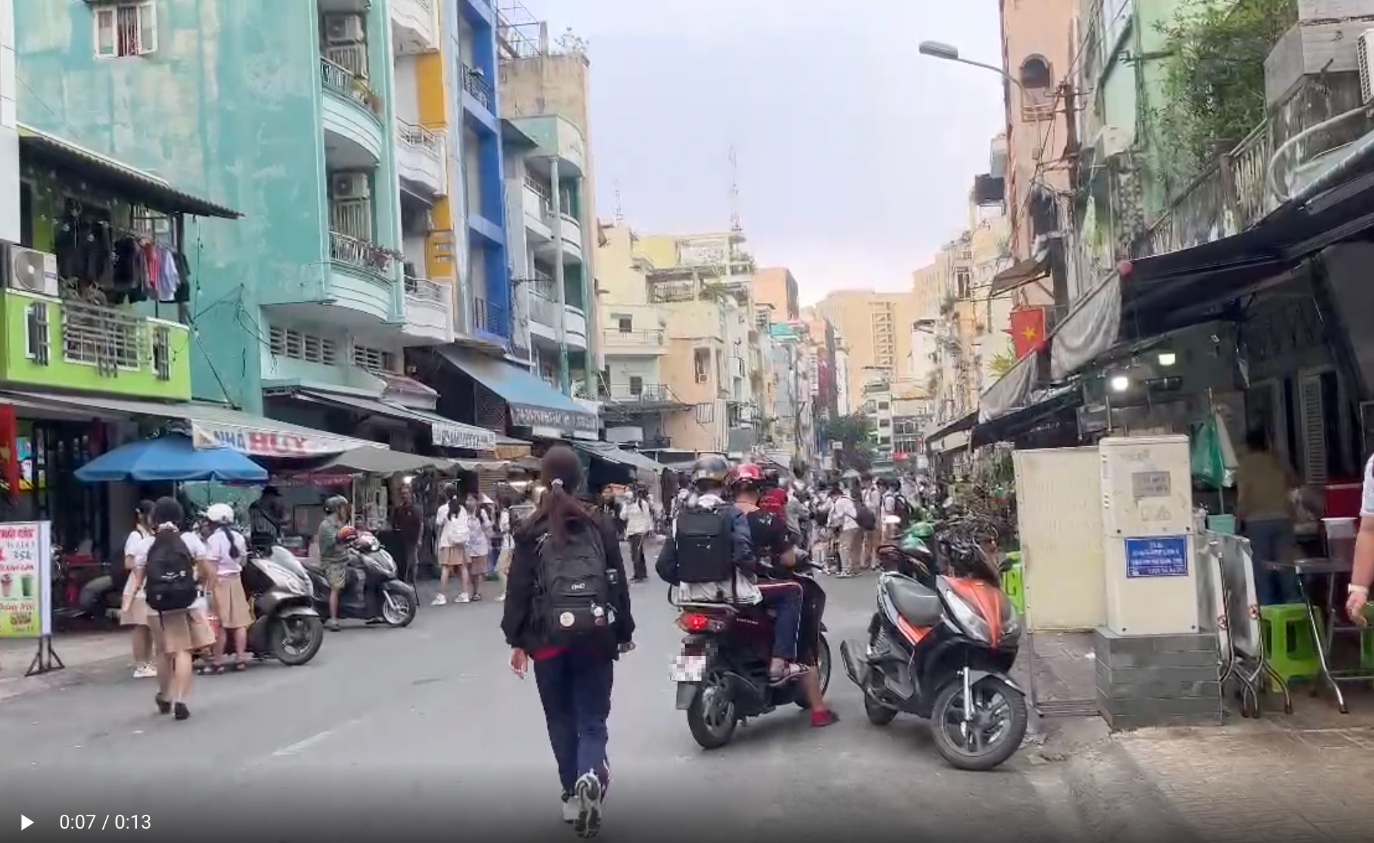 Vỉa hè nào cho học sinh đi bộ? - Ảnh 2.
