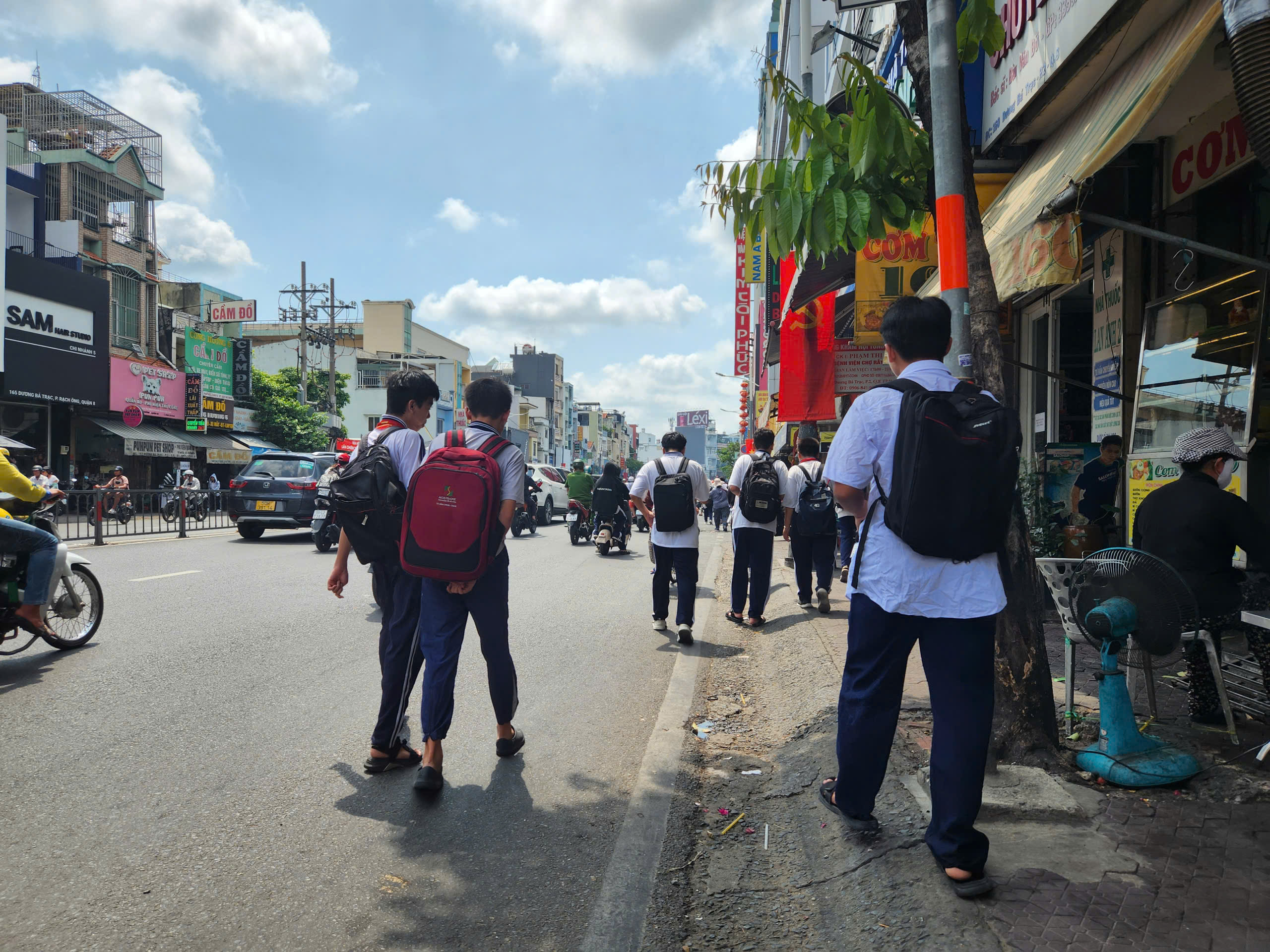 Vỉa hè nào cho học sinh đi bộ? - Ảnh 6.