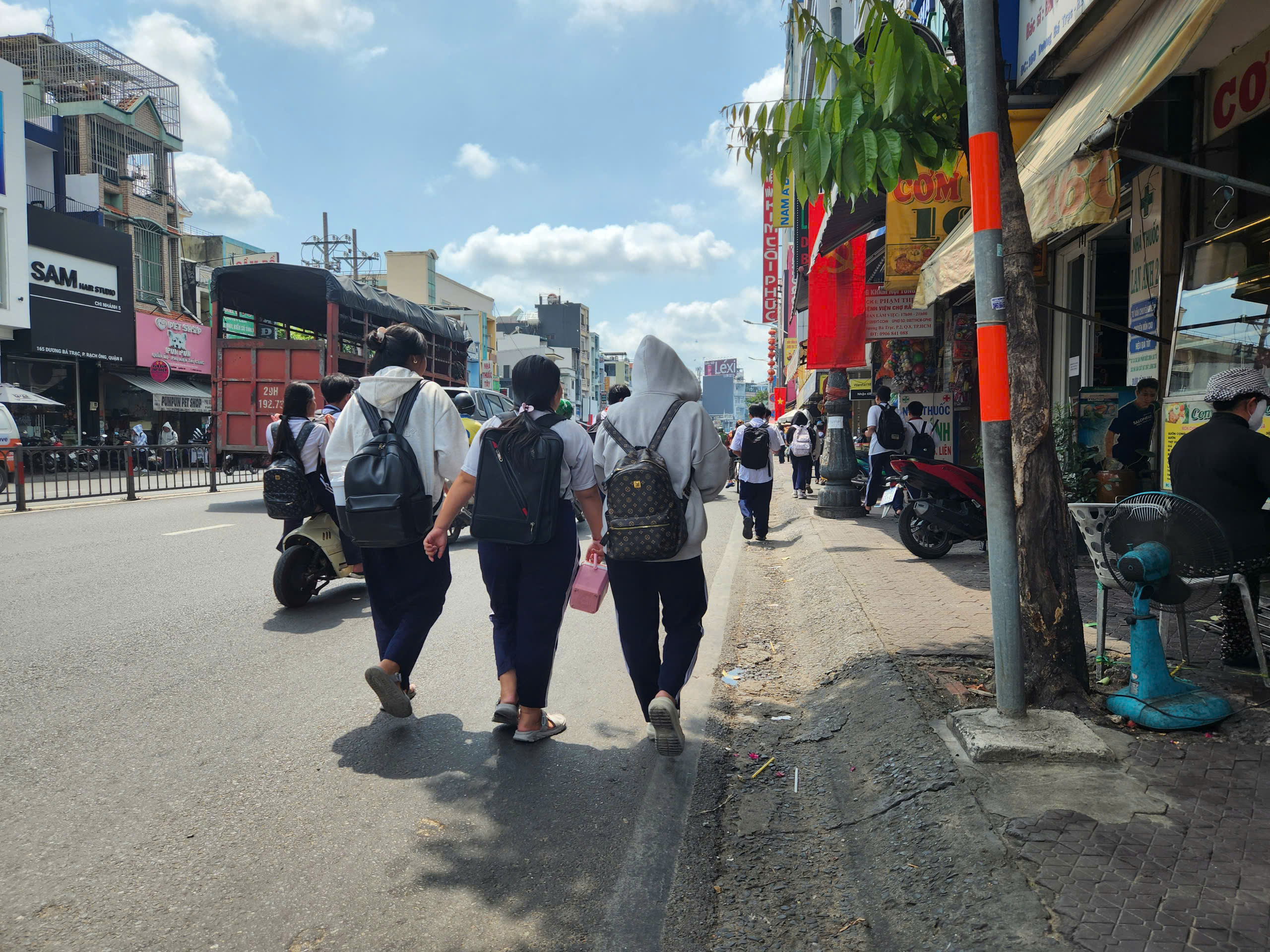 Vỉa hè nào cho học sinh đi bộ? - Ảnh 7.