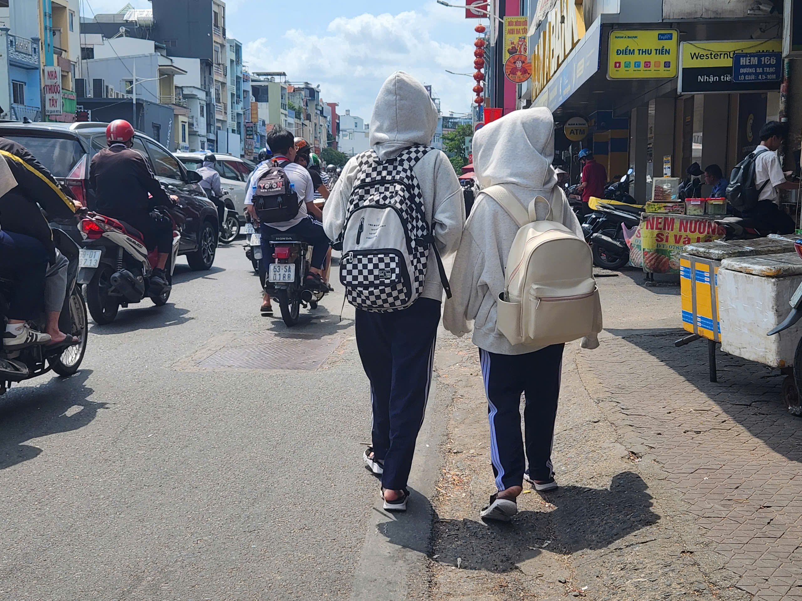 Vỉa hè nào cho học sinh đi bộ? - Ảnh 8.