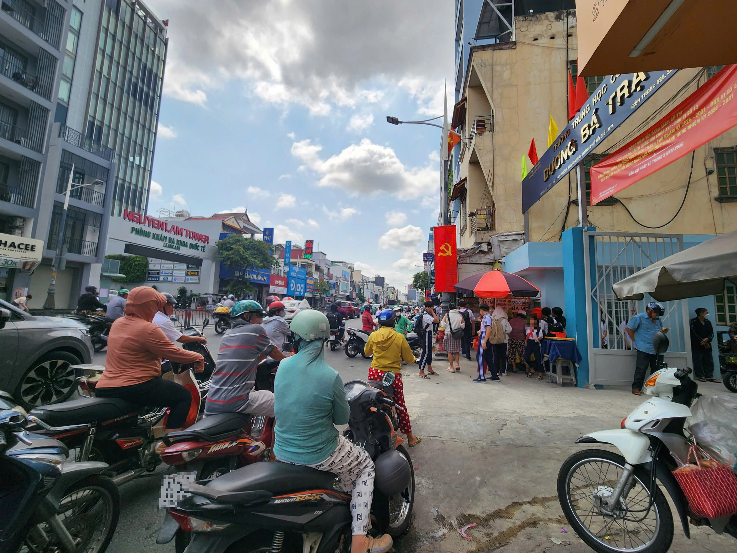 Vỉa hè nào cho học sinh đi bộ? - Ảnh 11.
