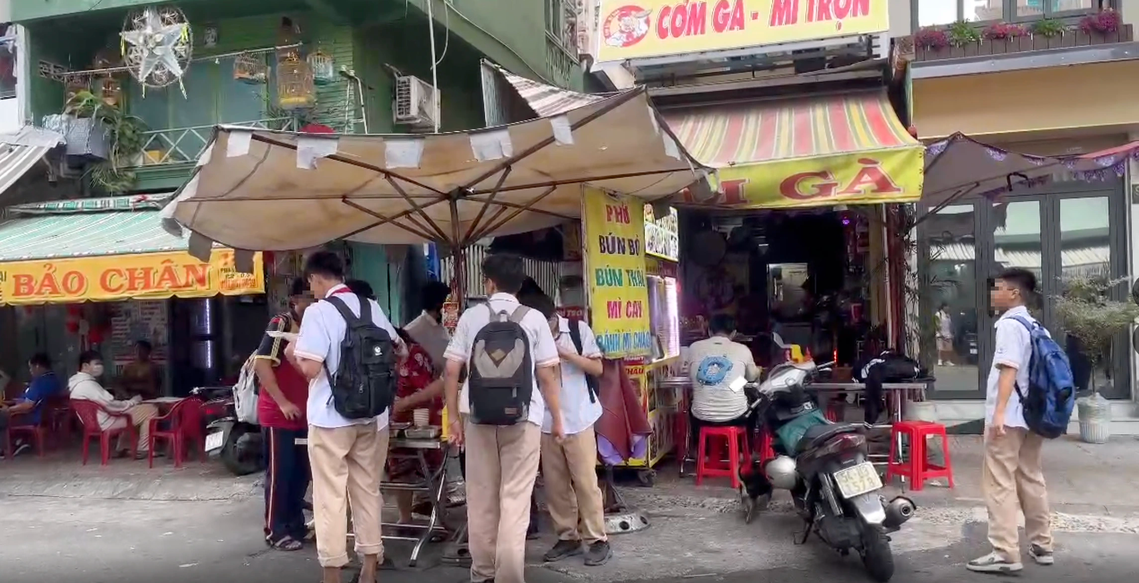 Vỉa hè nào cho học sinh đi bộ? - Ảnh 17.