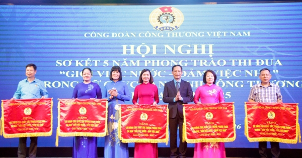 Fotogalerij: De Vietnamese vakbond voor industrie en handel blikt terug op 5 jaar patriottische bewe