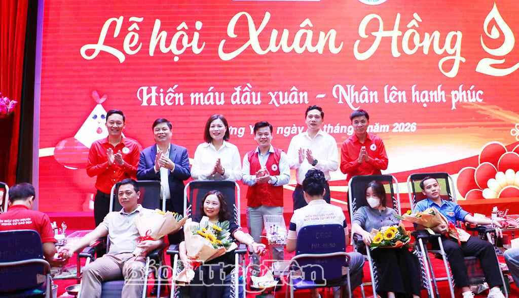 Il compagno Pham Van Nghiem, vicepresidente del Comitato popolare provinciale, ha offerto dei fiori per incoraggiare i donatori di sangue.