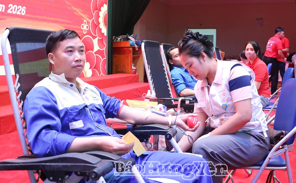 In occasione del Festival primaverile della donazione di sangue, numerose persone partecipano a iniziative di donazione volontaria del sangue.