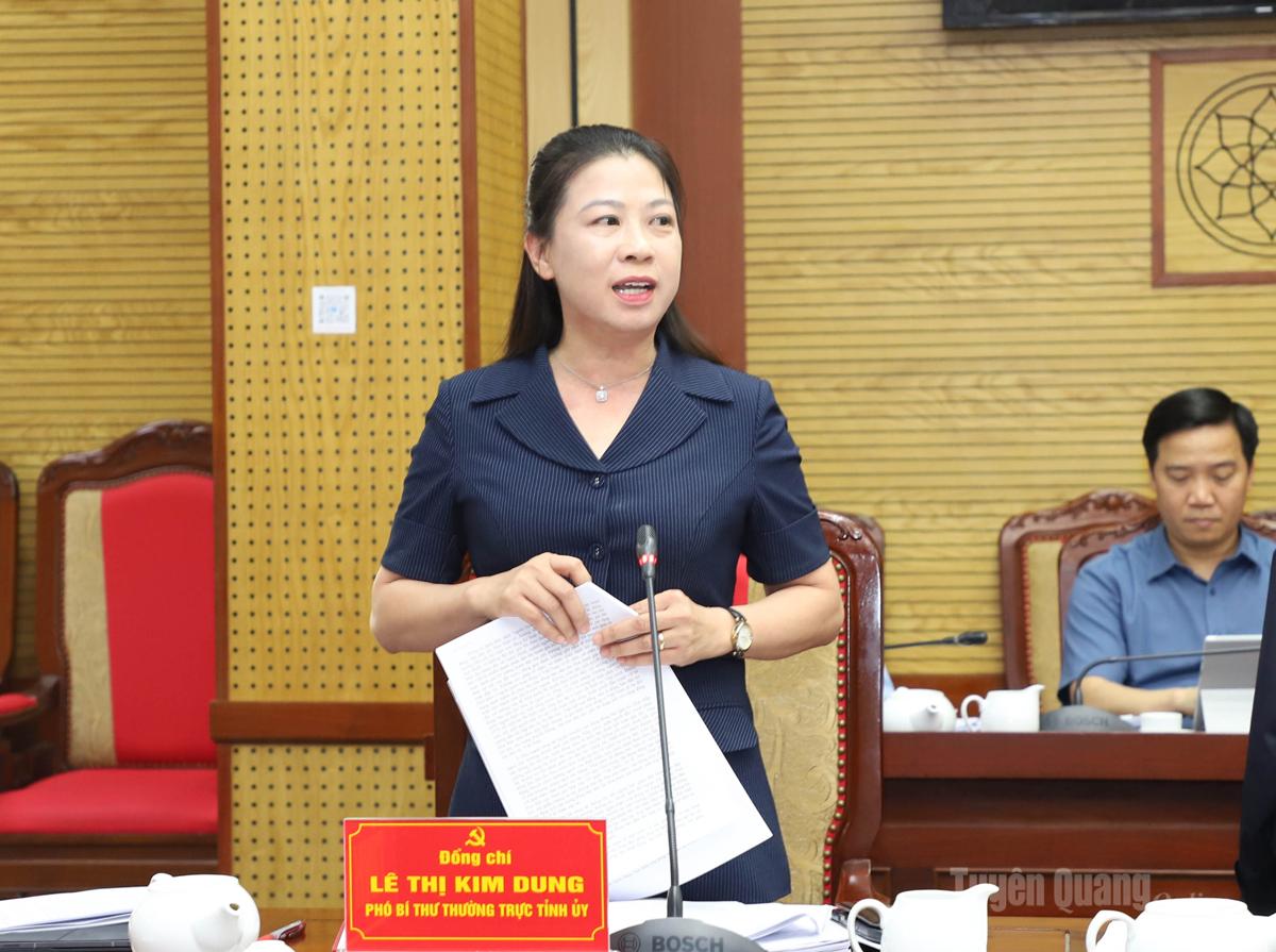 La compagna Le Thi Kim Dung, vicesegretaria del Comitato provinciale del partito, ha tenuto un discorso alla conferenza.