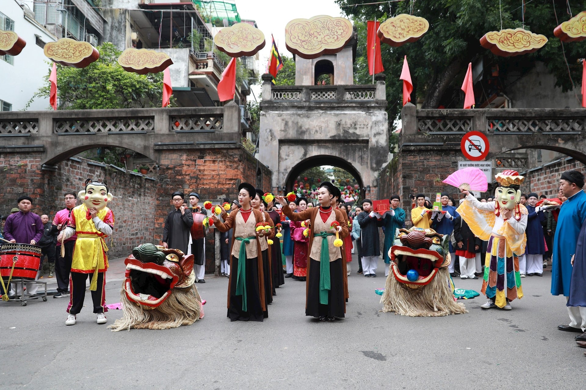 28-tai-hien-le-ruoc-truyen-thong-chuong-trinh-tet-viet-tet-pho.-anh-quang-thai.jpg