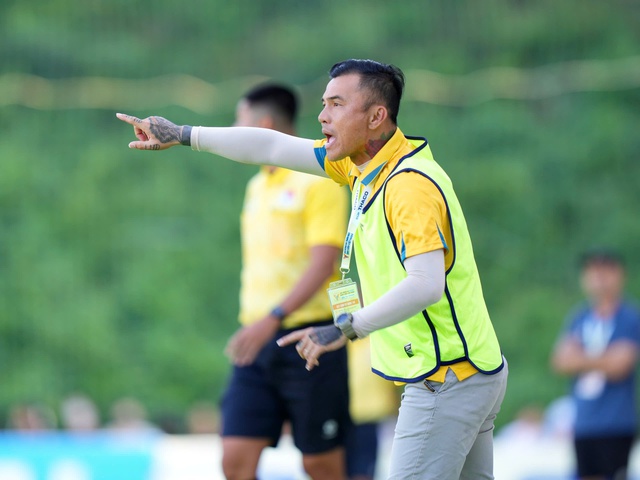 Un regalo speciale dal campo da calcio per sua moglie e i suoi figli - Foto 2. Món quà đặc biệt từ sân bóng dành tặng vợ con- Ảnh 2.