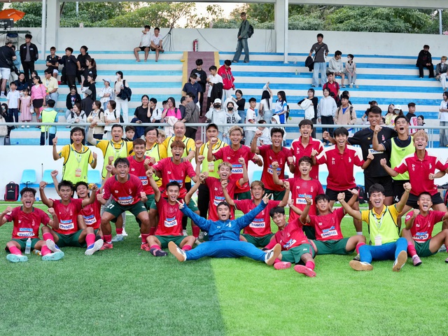 Un regalo speciale dal campo da calcio per sua moglie e i suoi figli - Foto 3. Món quà đặc biệt từ sân bóng dành tặng vợ con- Ảnh 3.