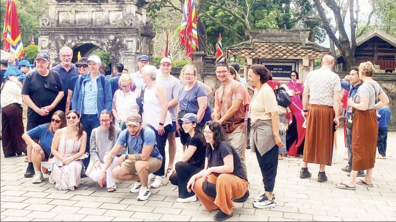 นักท่องเที่ยวต่างชาติเยี่ยมชมหมู่ปราสาทพระเจ้าดิงห์-พระเจ้าเล (นิงบิงห์) (ภาพ: ตรังอานห์)