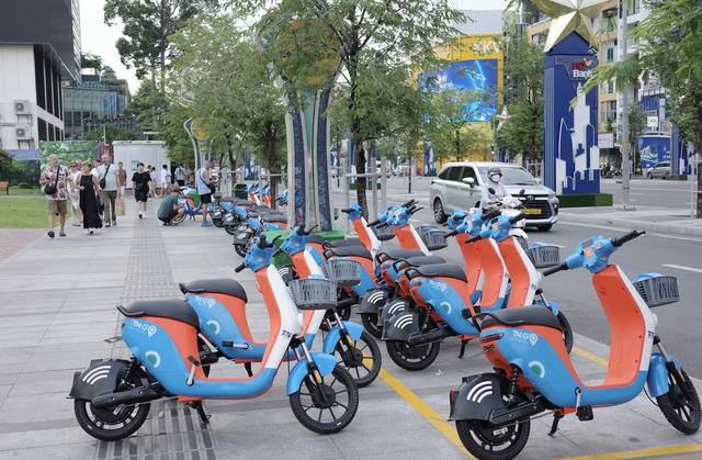 Người dân, du khách hào hứng trải nghiệm xe đạp điện công cộng- Ảnh 2.