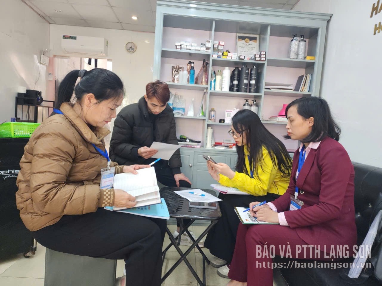 Điều tra viên thu thập thông tin cơ sở sản xuất kinh doanh trên địa bàn phường Đông Kinh 