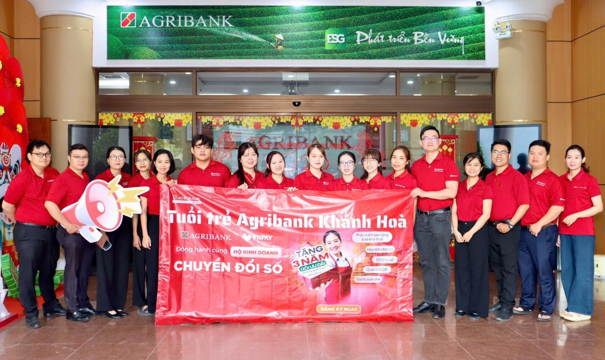 Tuổi trẻ Agribank Chi nhánh Khánh Hòa ra quân hỗ trợ hộ kinh doanh chuyển đổi số.