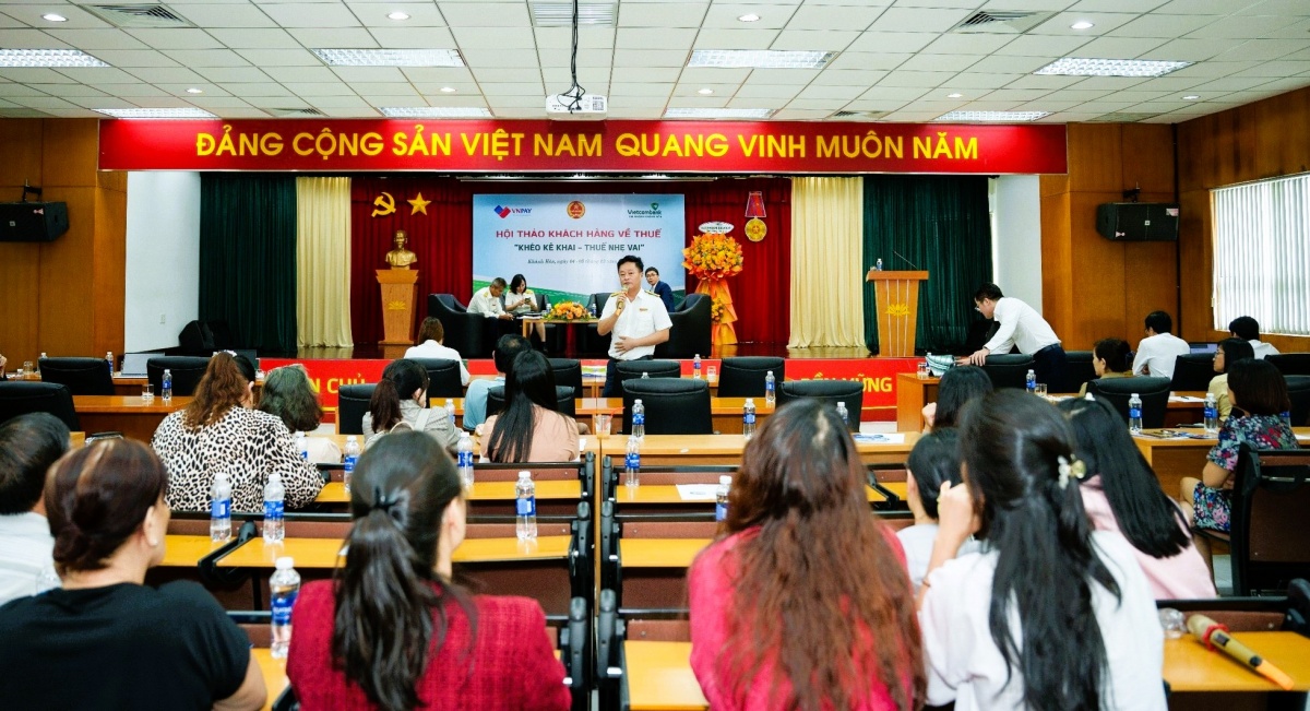 Hội thảo “Đồng hành cùng hộ kinh doanh trong quá trình chuyển đổi mô hình quản lý thuế”, do ngành thuế địa phương và Vietcombank Khánh Hòa tổ chức.