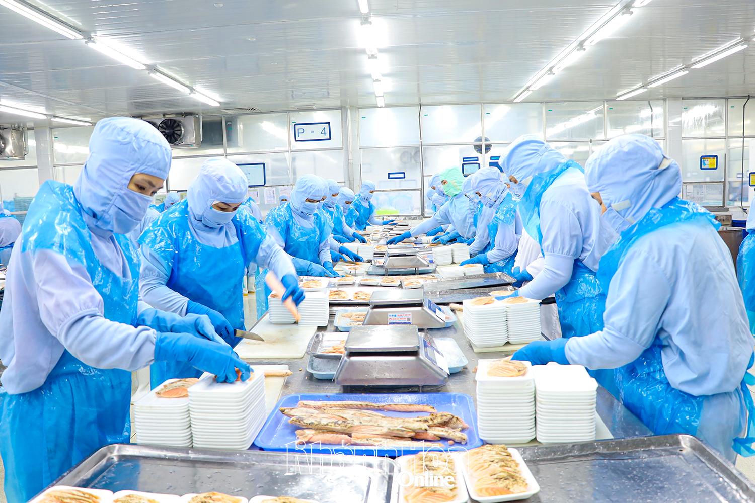Công nhân Công ty TNHH Thực phẩm Mãi Tín được trang bị bảo hộ lao động đúng quy định.