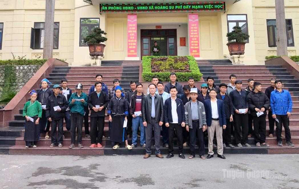 I rappresentanti del Comitato popolare del comune di Hoang Su Phi e di un'organizzazione benefica hanno donato beni alle famiglie indigenti.