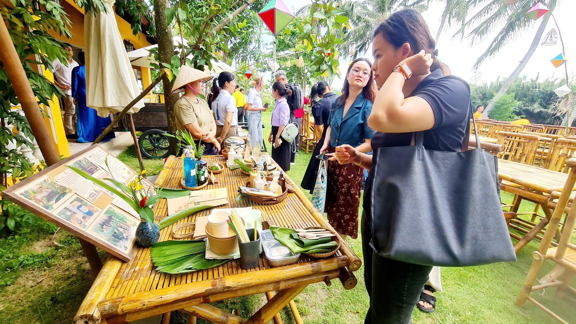 La sostituzione degli oggetti in plastica con materiali come carta, vetro e ceramica è una tendenza che sta prendendo piede nel settore turistico. Foto: NGOC