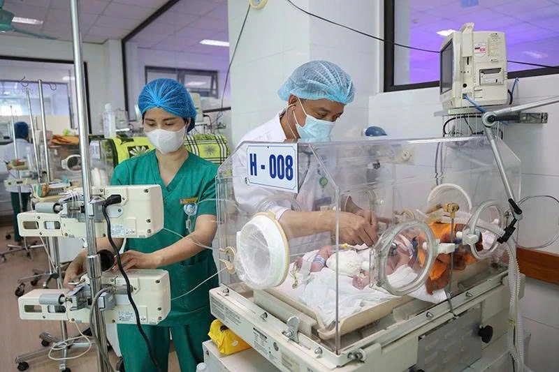 Πίσω από την πόρτα του δωματίου του νοσοκομείου