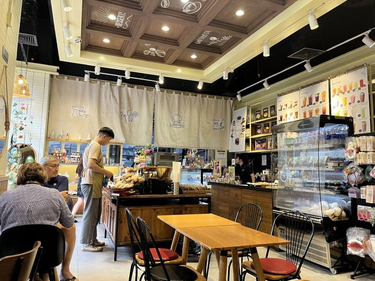Một cửa hàng bánh và cà phê ở TP.HCM. Ảnh: H.K.