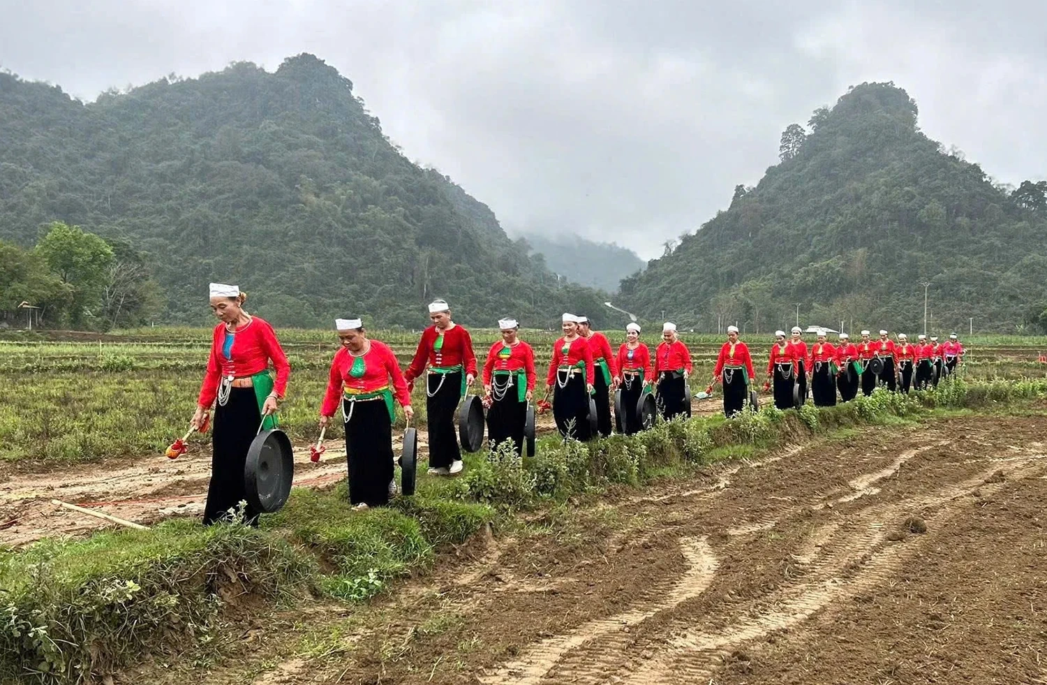 Muong bölgesindeki hareketli bahar festivali