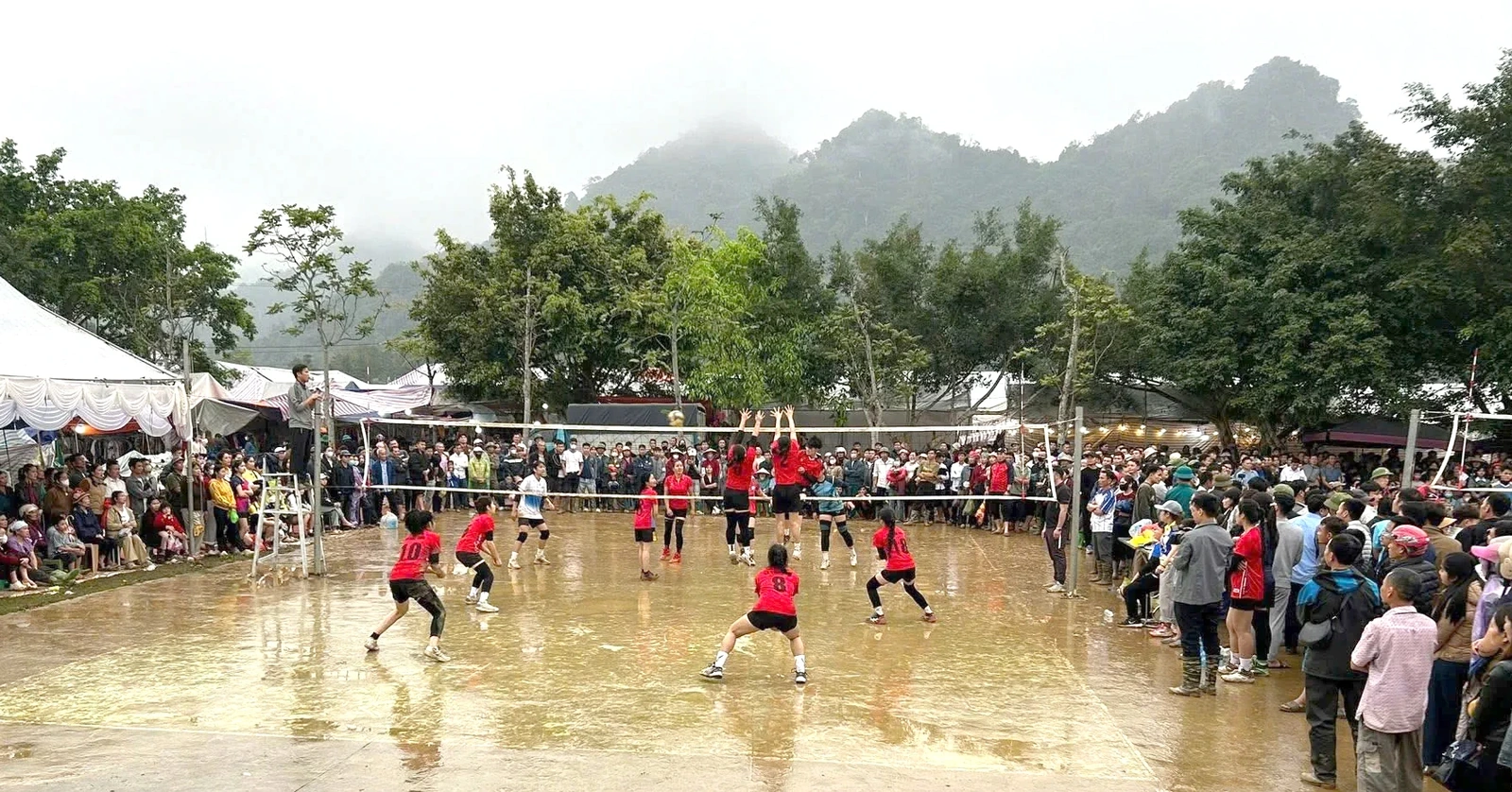 Muong bölgesindeki hareketli bahar festivali