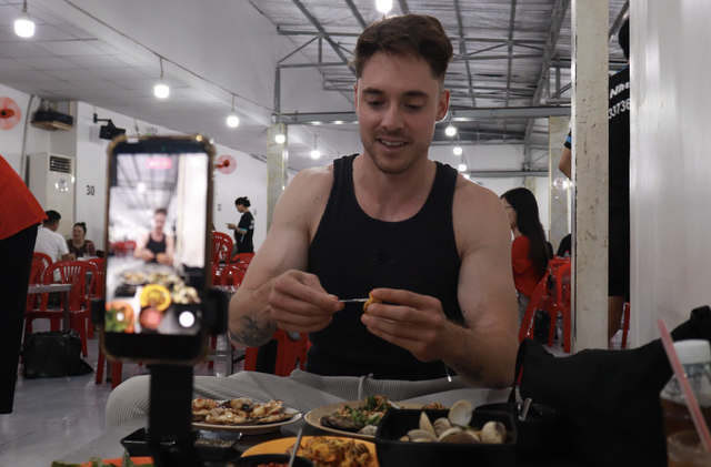 Uno straniero con la passione per il cibo esplora piatti deliziosi ed economici a Ho Chi Minh City - Foto 1. Anh Tây mê ẩm thực khám phá món ngon bình dân tại TP . HCM - Ảnh 1.