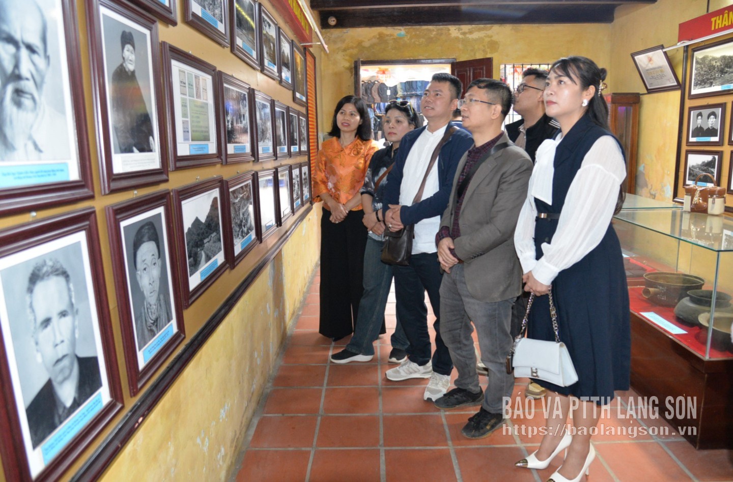 Het onderzoeksteam bezoekt de historische locatie Hoang Van Thu Memorial House.