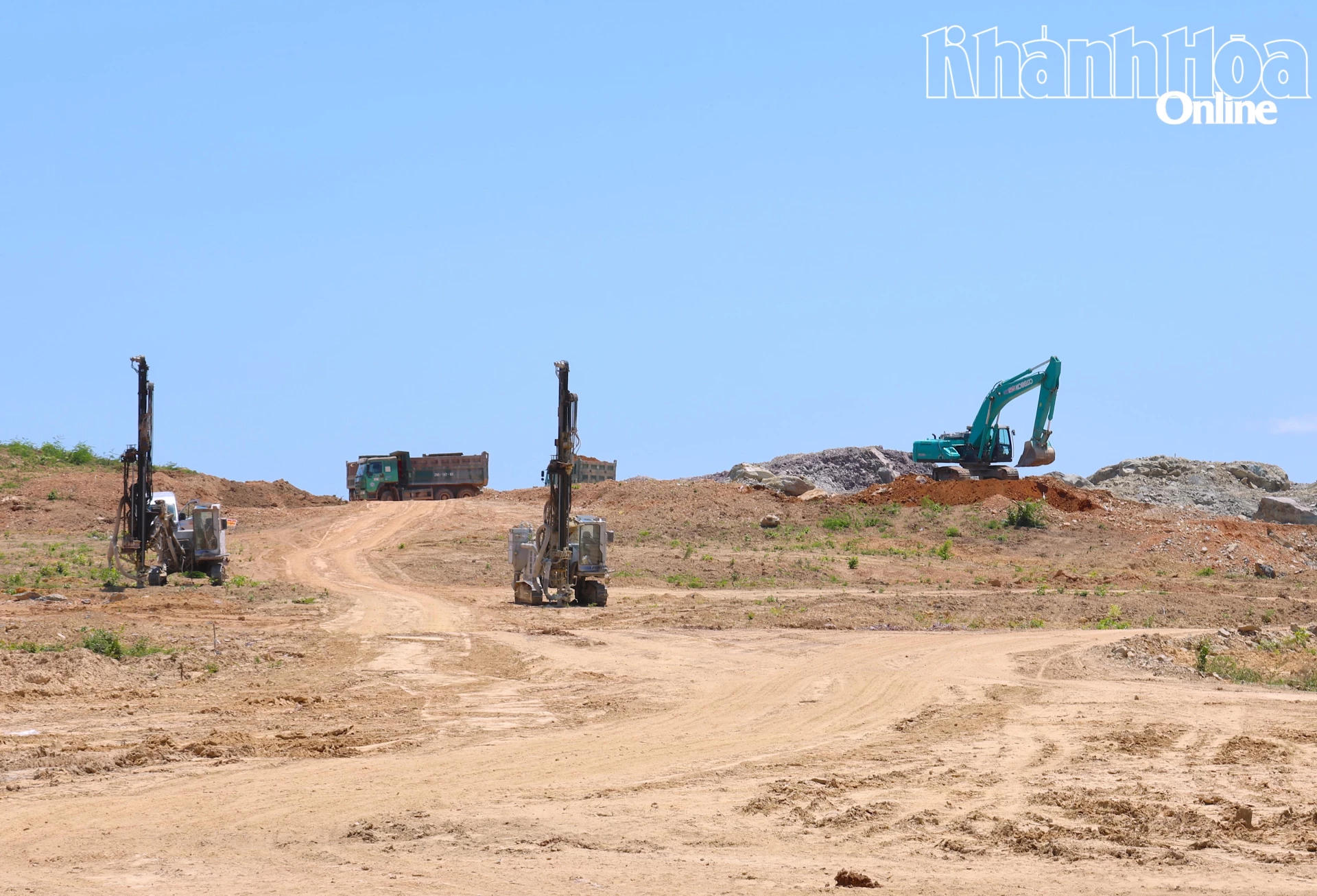 Thi công hạ tầng Khu Công nghiệp Dốc Đá Trắng.