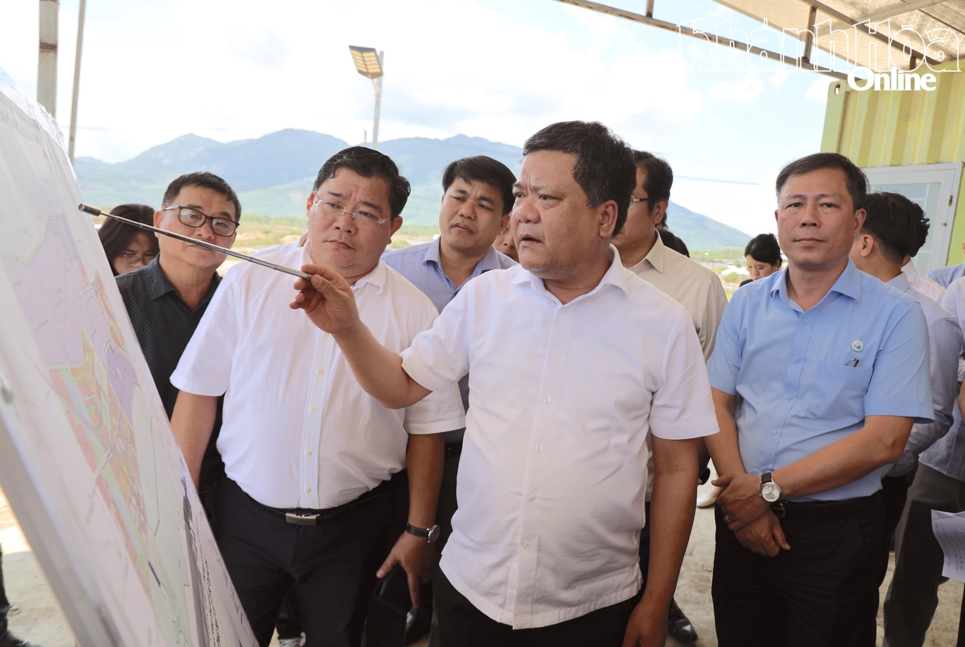 Đồng chí Trần Phong&nbsp;xem xét các vấn đề liên quan đến Dự án Khu Công nghiệp Ninh Diêm 1.