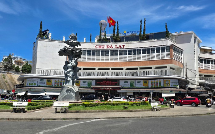 Chiarimenti sulle responsabilità relative all'affitto di chioschi nel mercato di Da Lat - Foto 1. Làm rõ trách nhiệm cho thuê ki-ốt ở chợ Đà Lạt - Ảnh 1.