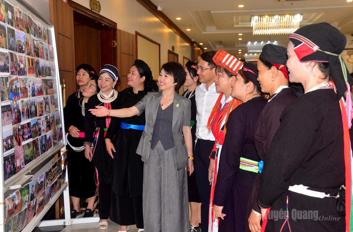 I delegati hanno condiviso le migliori pratiche per l'implementazione di gruppi di sostegno al sostentamento per le donne nelle aree abitate da minoranze etniche nella provincia di Tuyen Quang.