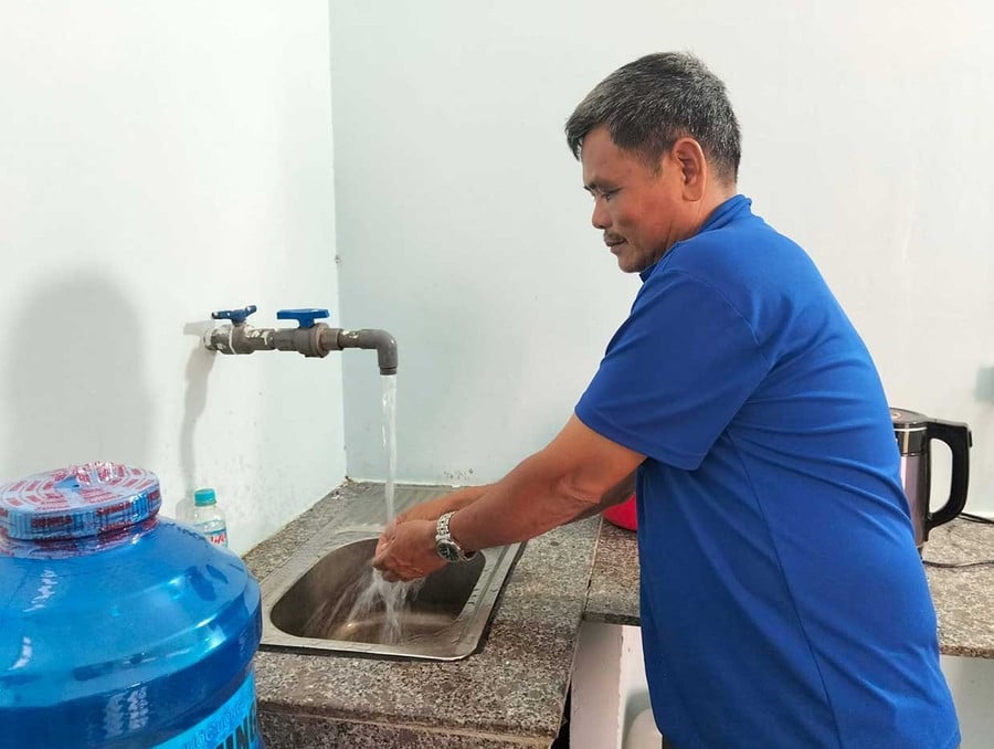 L'ampliamento della rete di approvvigionamento idrico per uso domestico è uno dei compiti principali del comune di An Hao, al fine di soddisfare i criteri e raggiungere presto gli standard di un nuovo comune rurale avanzato. Foto: Trong Loi