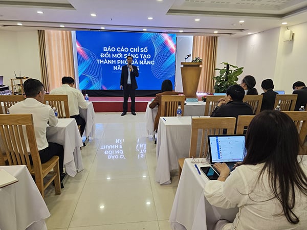 Il vicedirettore del DISSC, Vo Duc Anh, ha presentato un rapporto sull'indice di identificazione personale (PII) della città di Da Nang per il 2025. Phó giám đốc DISSC Võ Đức Anh báo cáo về chỉ số PII của thành phố Đà Nẵng năm 2025.