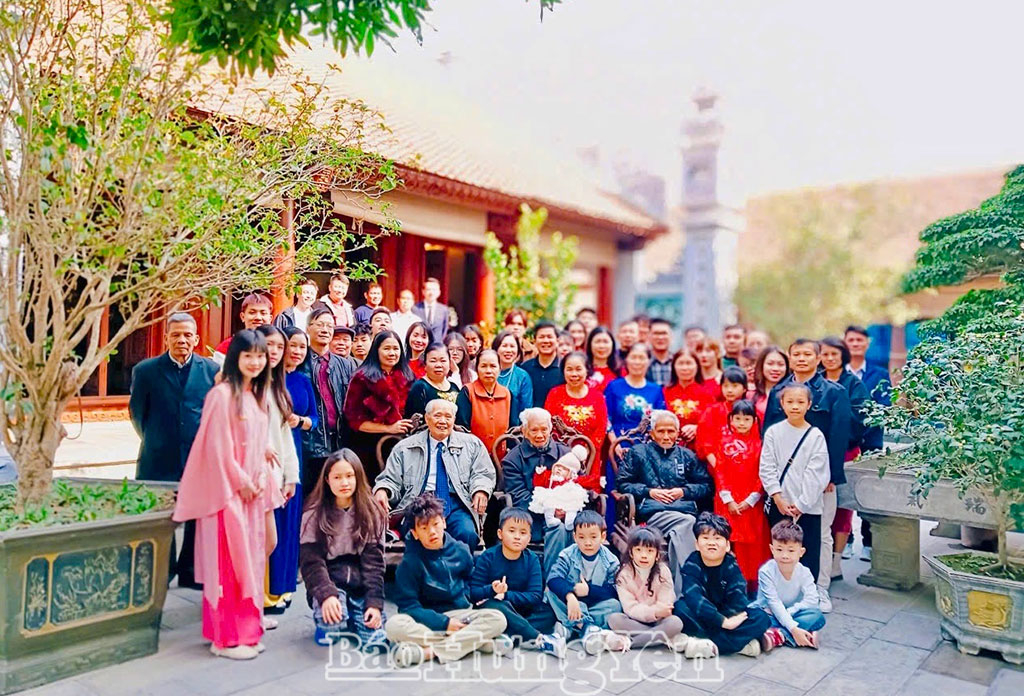 श्री गुयेन न्गोक गियाओ (मे सो कम्यून) का परिवार वसंत ऋतु के पहले दिन एक साथ एकत्रित हुआ, परंपराओं को याद किया और पीढ़ियों के बीच के संबंधों को मजबूत किया।