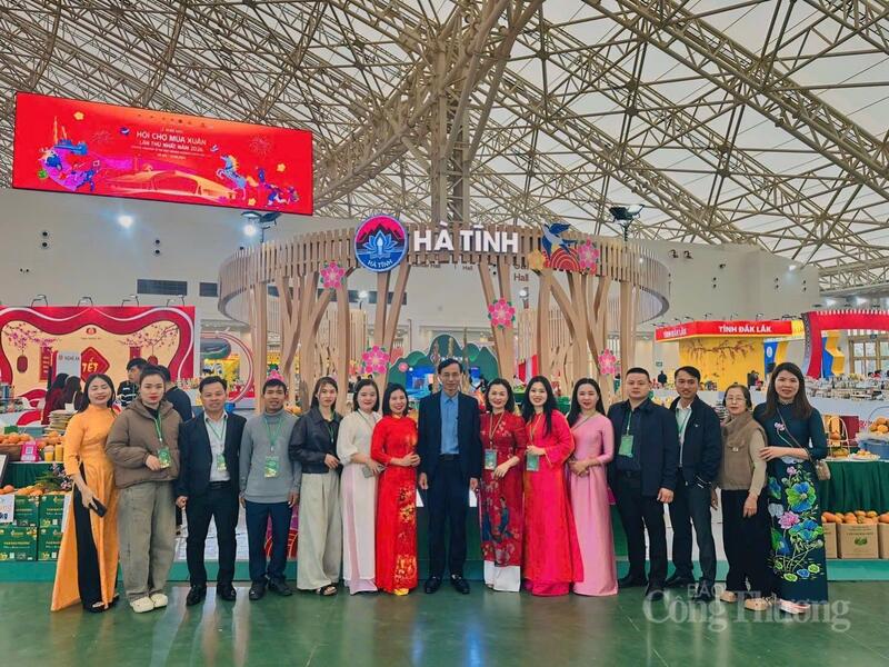 Représentants des stands OCOP (Une commune, un produit) de la province de Ha Tinh participant à la Foire de printemps 2026. Photo : Phuc Son