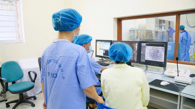 Intervento cardiovascolare per bambini con cardiopatie congenite ad Hai Phong - Foto 2. Can thiệp tim mạch cho trẻ mắc bệnh lý tim bẩm sinh ở Hải Phòng- Ảnh 2.