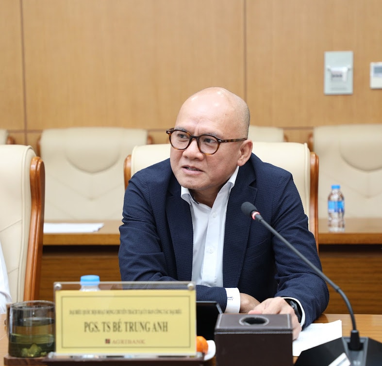 La professoressa associata Dr.ssa Be Trung Anh, membro a tempo pieno della Commissione per gli Affari dei Rappresentanti dell'Assemblea Nazionale, è intervenuta al terzo seminario.