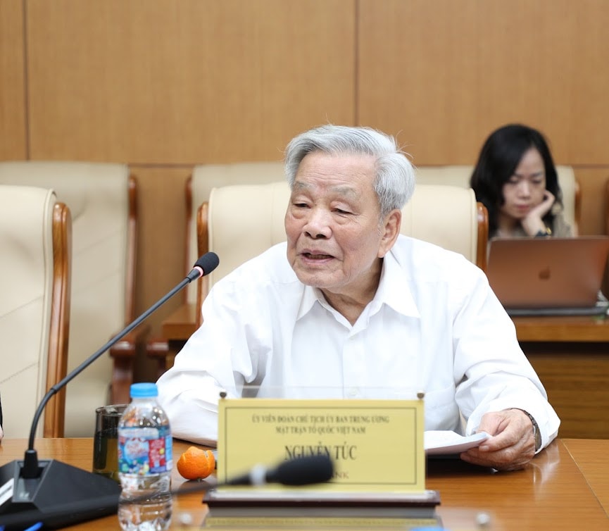 Nguyen Tuc, membro del Presidium del Comitato Centrale del Fronte della Patria del Vietnam, ha tenuto un discorso al seminario.