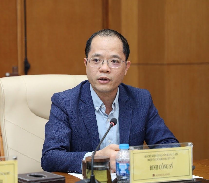 Il vicepresidente della Commissione per la Cultura e la Società, Dinh Cong Sy, deputato all'Assemblea Nazionale per la 13ª, 14ª e 15ª legislatura, ha tenuto un discorso.