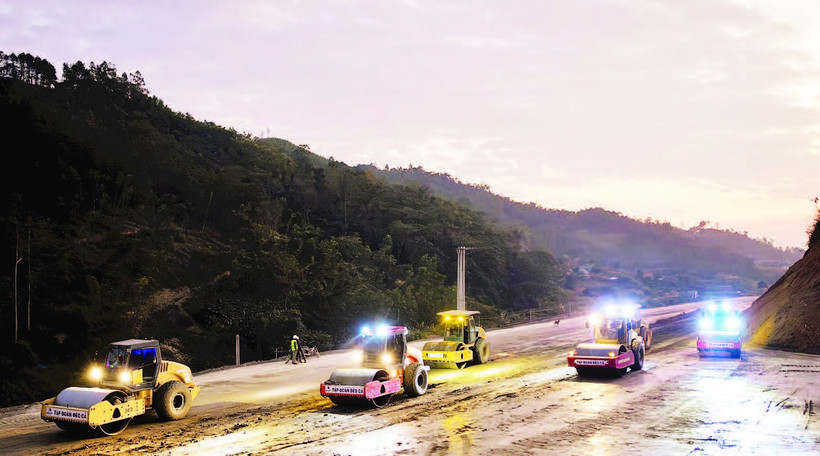Las obras de construcción continúan día y noche en el emplazamiento del proyecto de la autopista Dong Dang - Tra Linh.