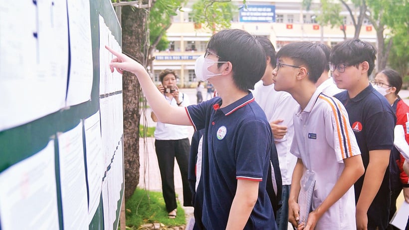 นักเรียนสำรวจผังห้องสอบก่อนการสอบเข้าโรงเรียนมัธยมปลายชั้นปีที่ 4