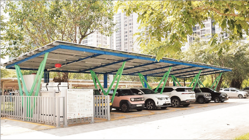 Na univerzitě VinUni byla nasazena chytrá nabíjecí stanice pro elektromobily.